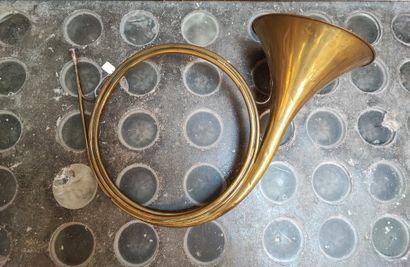 COUESNON. Hunting horn with silver mouth...