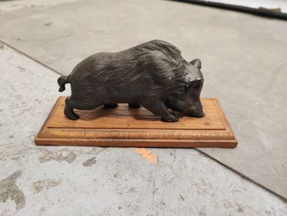 Sanglier en fonte de fer sur socle en bois....