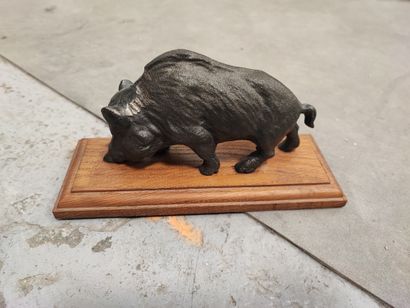 Sanglier en fonte de fer sur socle en bois....