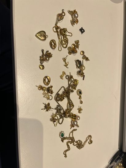 Lot of various pendants and earrings 
Ac...