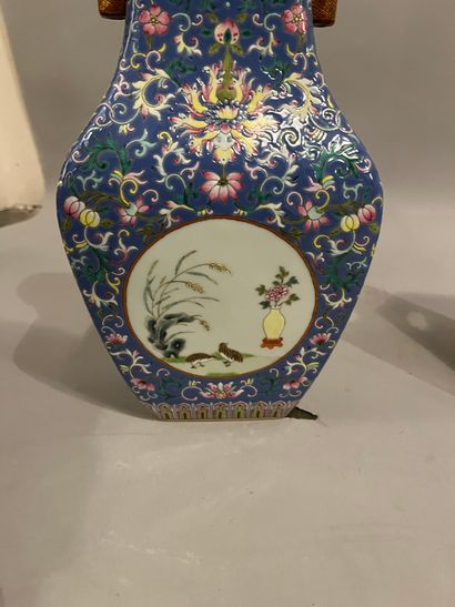 CHINA, Porcelain openwork vase decorated...
