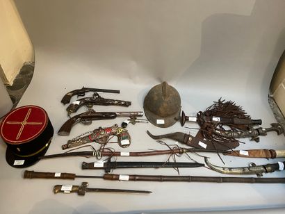 Lot comprising: 4 Oriental daggers, 1 large...