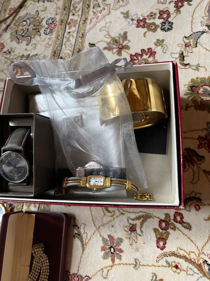 Lot of costume jewelry in gold- and silver-plated...