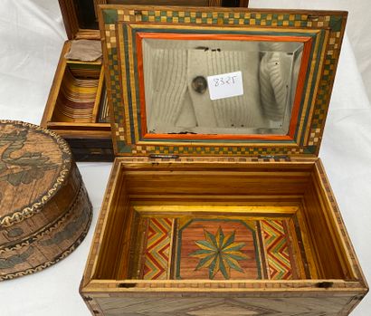 Set of boxes: 
-3 straw marquetry boxes,...