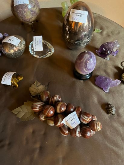 Lot of various hardstone trinkets: bunches...