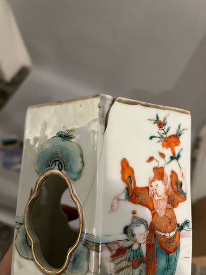 CHINA, Porcelain openwork vase decorated...