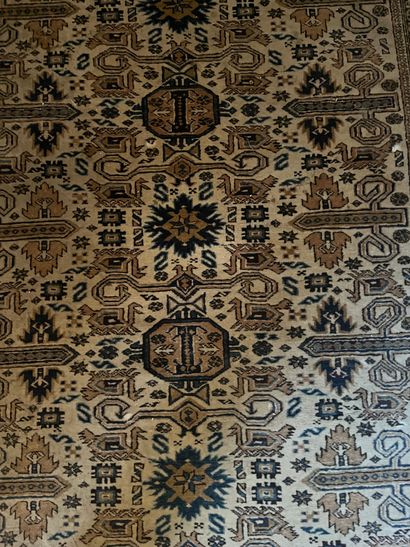 CAUCASE
Beige carpet
273 x 172 cm 
Worn