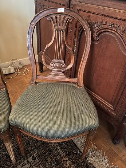 Suite de six chaises à dossier lyre
Style...