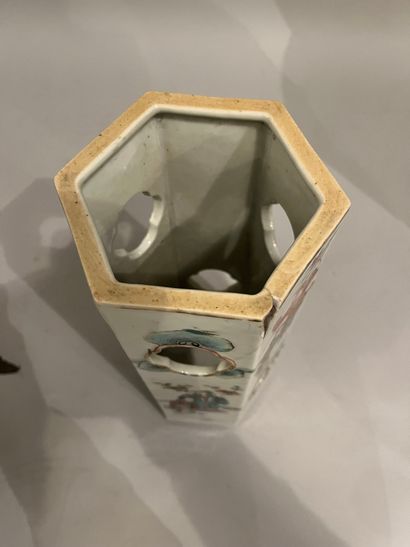 CHINA, Porcelain openwork vase decorated...