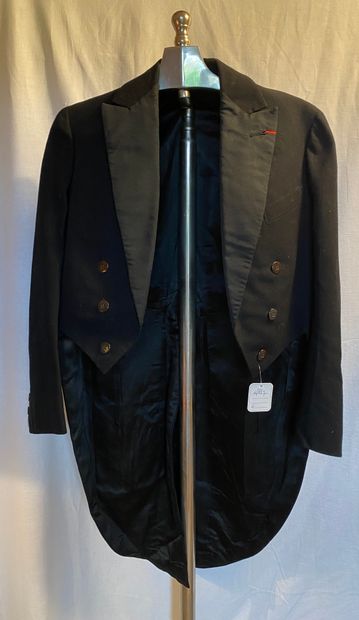 Lot including:
4 tails, 1 jacket in black...