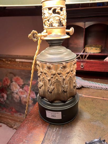 Brass oil lamp
Late 19th century 
H : 30...