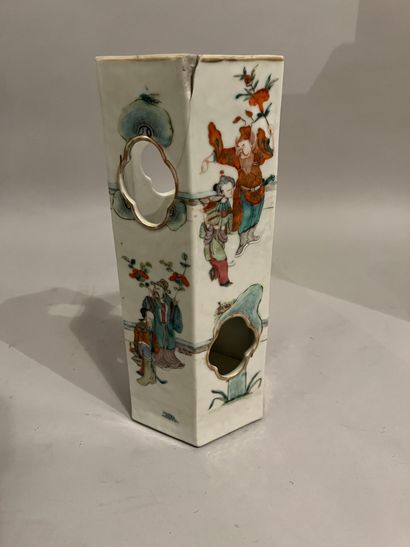 CHINA, Porcelain openwork vase decorated...