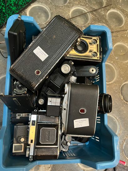 Lot including 3 cameras ( 2 of them alone,...