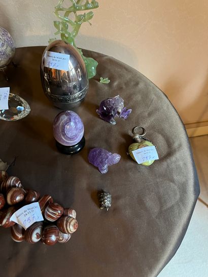Lot of various hardstone trinkets: bunches...