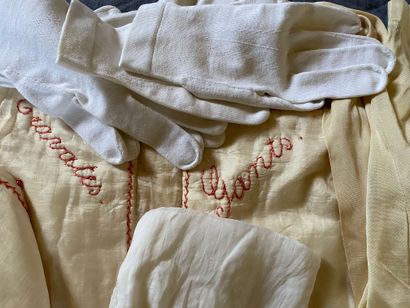 Lot comprising: 3 pairs of silk stockings,...