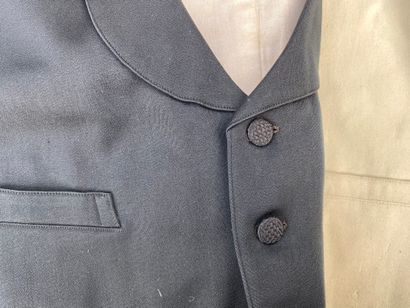 Lot including:
4 tails, 1 jacket in black...