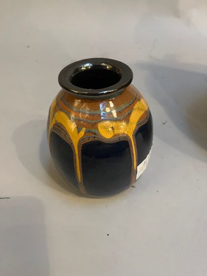 Set comprising a small vase with a blue base,...
