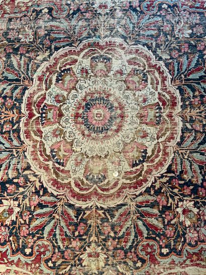 PERSIA
Large red carpet with foliate decoration
Very...