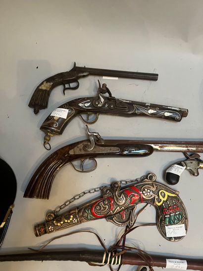 Lot comprising: 4 Oriental daggers, 1 large...