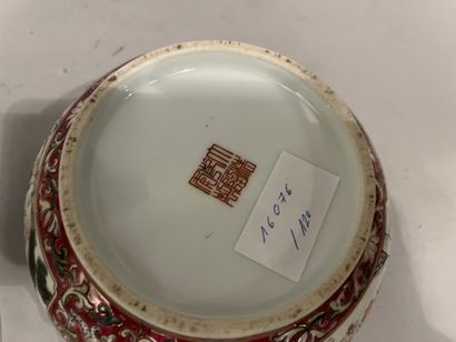 CHINA, Porcelain bowl decorated with flowers...