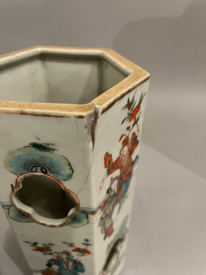 CHINA, Porcelain openwork vase decorated...