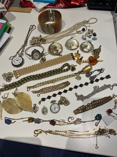 Lot of costume jewelry in gold- and silver-plated...