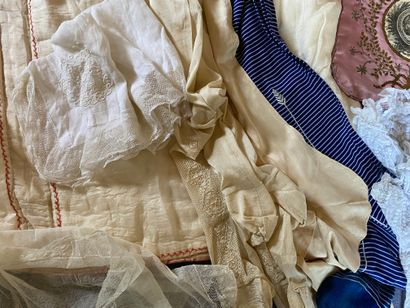 Lot comprising: 3 pairs of silk stockings,...