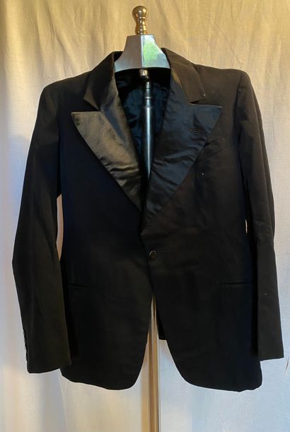 Lot including:
4 tails, 1 jacket in black...