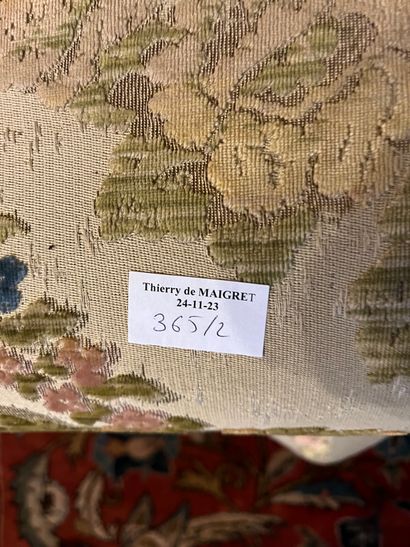 Two poufs forming three cushions 
H : 39...