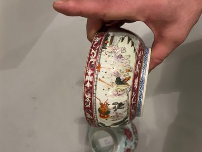 CHINA, Porcelain bowl decorated with flowers...