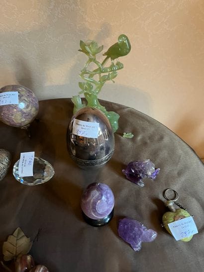 Lot of various hardstone trinkets: bunches...