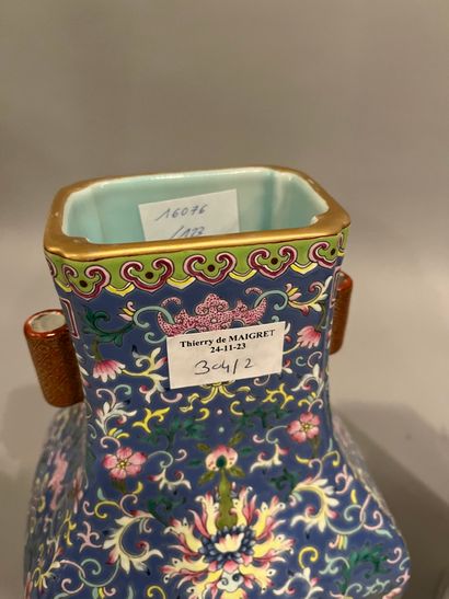 CHINA, Porcelain openwork vase decorated...