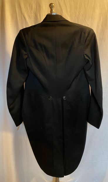 Lot including:
4 tails, 1 jacket in black...