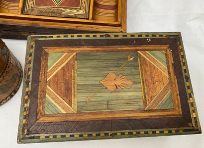 Set of boxes: 
-3 straw marquetry boxes,...