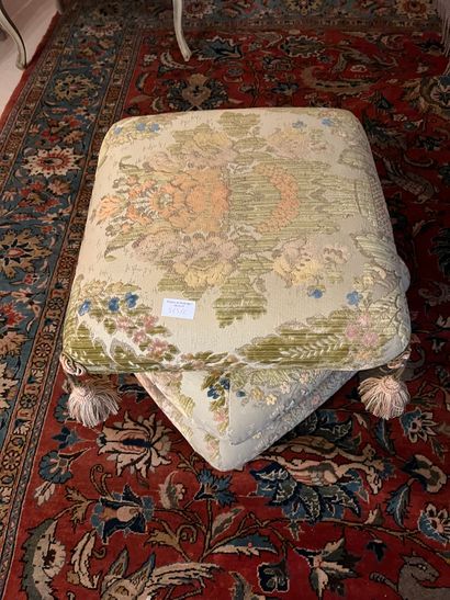 Two poufs forming three cushions 
H : 39...