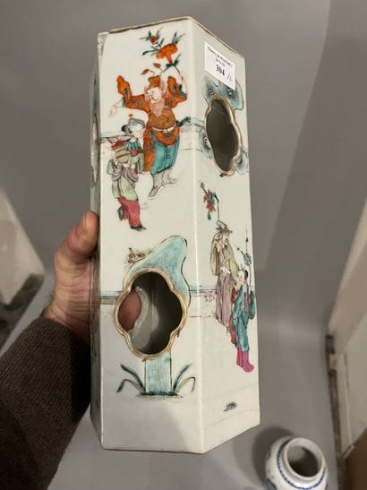CHINA, Porcelain openwork vase decorated...