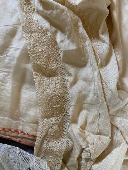 Lot comprising: 3 pairs of silk stockings,...