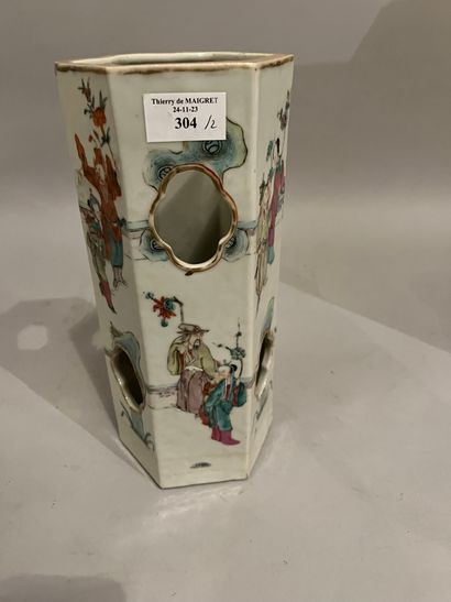 CHINA, Porcelain openwork vase decorated...
