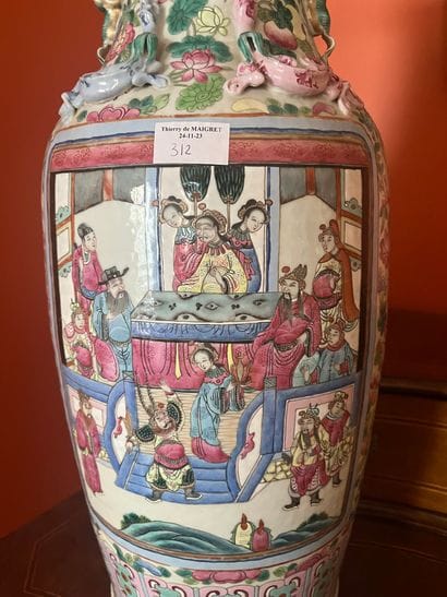 Canton
Large porcelain vase decorated in...