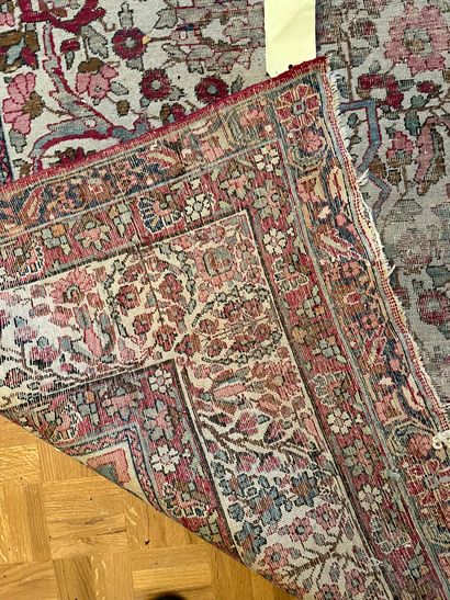 PERSIA
Large red carpet with foliate decoration
Very...