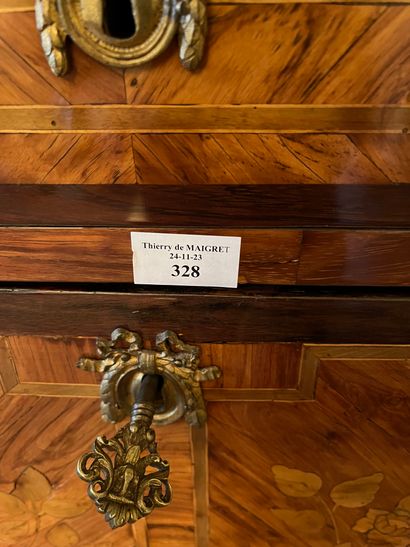 Veneered secretary
Louis XVI period
H: 142...