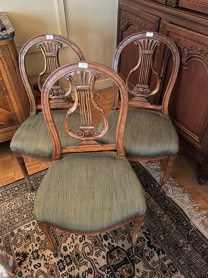 Suite de six chaises à dossier lyre
Style...