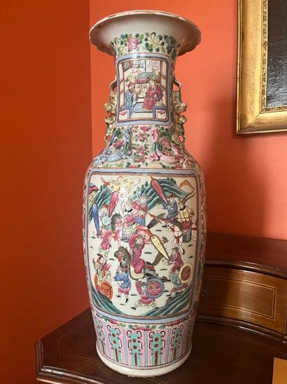Canton
Large porcelain vase decorated in...