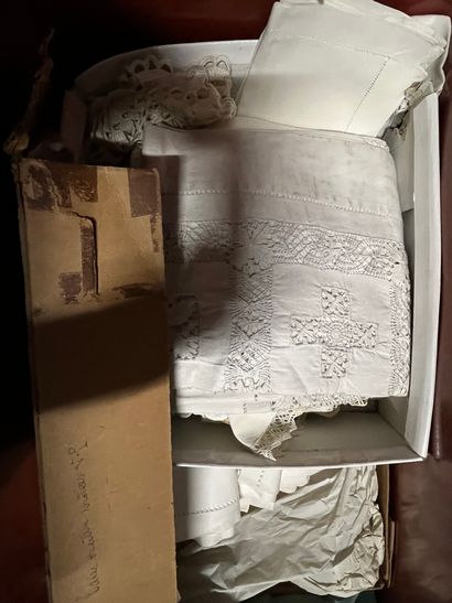 Lot of household linen including sheets,...