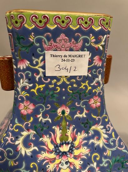 CHINA, Porcelain openwork vase decorated...