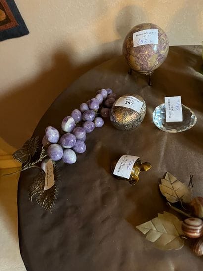 Lot of various hardstone trinkets: bunches...