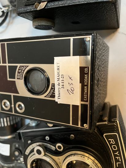 Lot including 3 cameras ( 2 of them alone,...