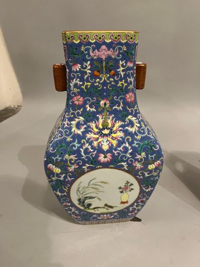 CHINA, Porcelain openwork vase decorated...