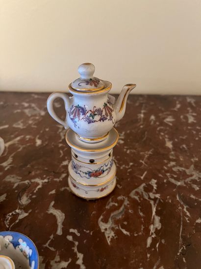 Lot of porcelain objects including head to...