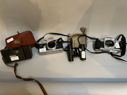 Lot including 3 cameras ( 2 of them alone,...